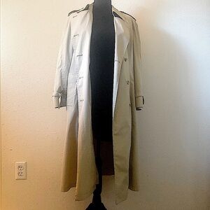 Size 8P Vintage London Fog trench coat/raincoat